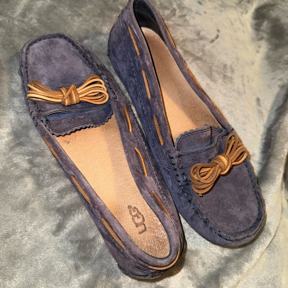 UGG Women's Moccasins in Blue Suede with Tan Accents Size U.S 6.5 - Picture 2 of 6